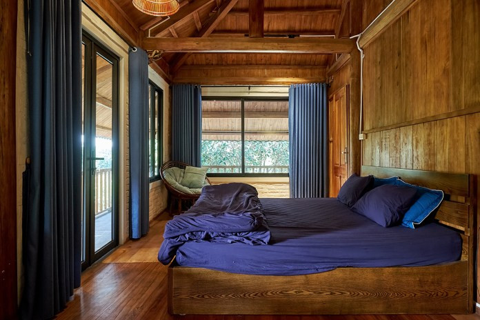 Tầng 2 bố trí 2 phòng ngủ khép kín ở 2 đầu nhà và một phòng sinh hoạt chung, kiêm phòng thờ ở giữa.