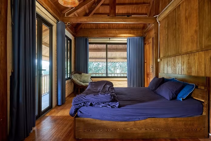 Tầng 2 bố trí 2 phòng ngủ khép kín ở 2 đầu nhà và một phòng sinh hoạt chung, kiêm phòng thờ ở giữa.