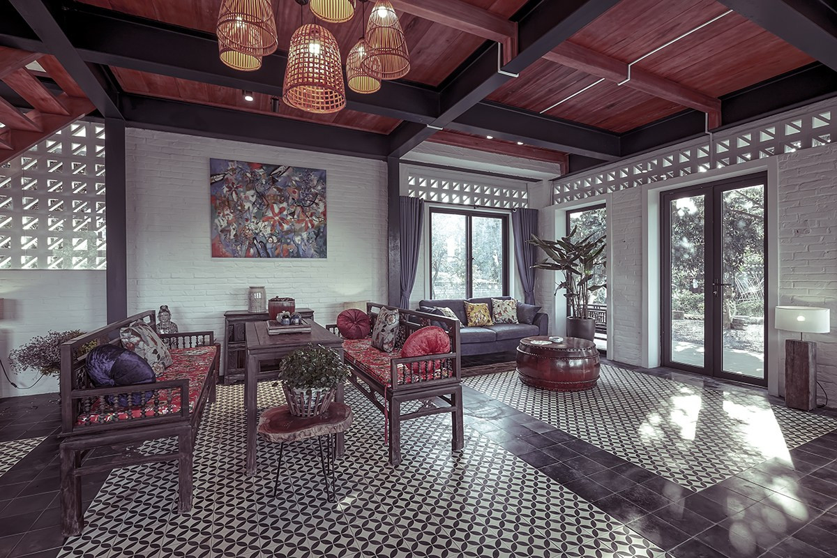 Phần tầng hầm nhà sàn được sử dụng thành không gian đa năng với phòng khách, bếp liên hoàn và rộng.