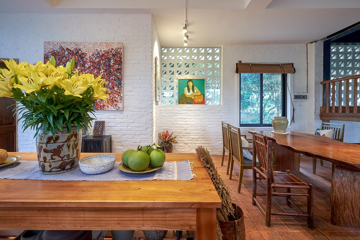 Nội thất gỗ mộc mạc.