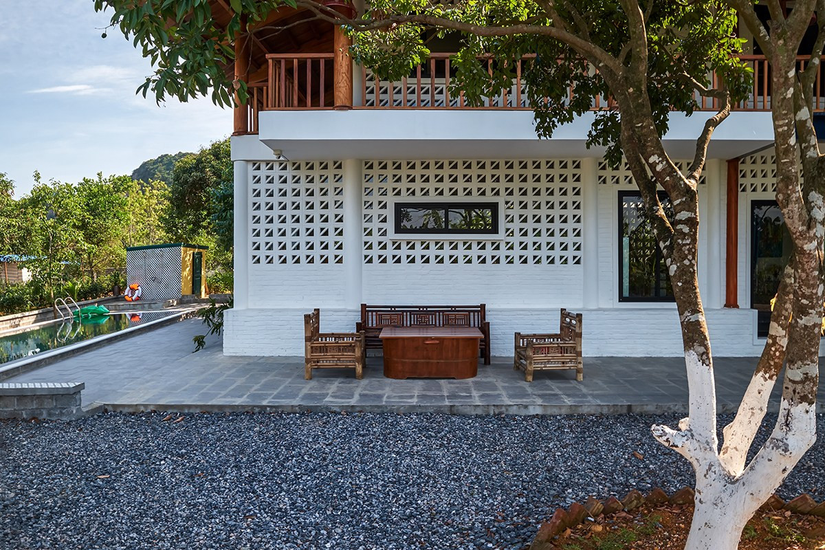 Bên ngoài biệt thự là lớp vỏ mỏng bằng gạch thông gió, kế đến là một lớp kính để giữ nguyên độ xuyên sáng.