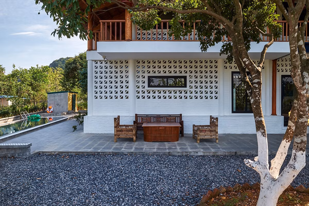 Bên ngoài biệt thự là lớp vỏ mỏng bằng gạch thông gió, kế đến là một lớp kính để giữ nguyên độ xuyên sáng.