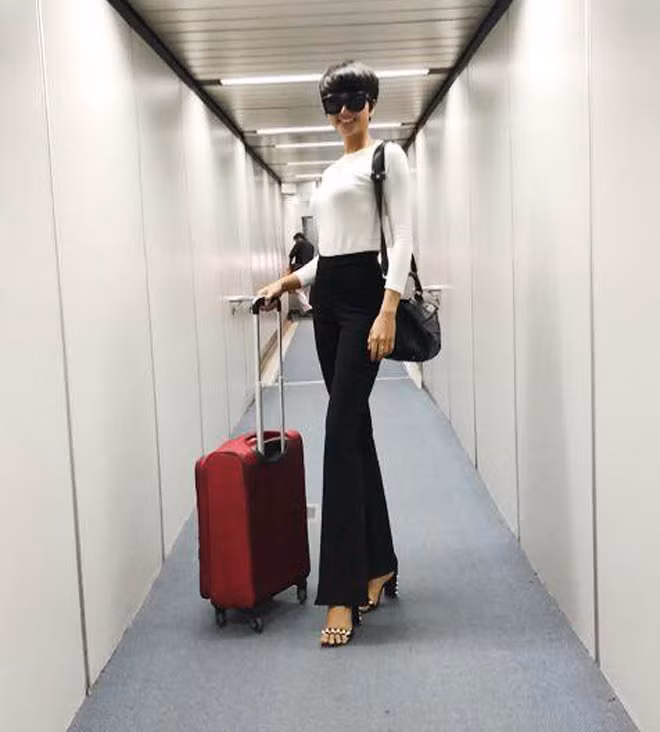 Đã đành sở hữu lợi thế chiều cao 1m73, đôi chân thon gọn nhưng H'Hen Niê cũng rất khéo khi chọn loại quần ống loe, bó sát phía trên kết hợp giày cao gót để kéo dài chân.