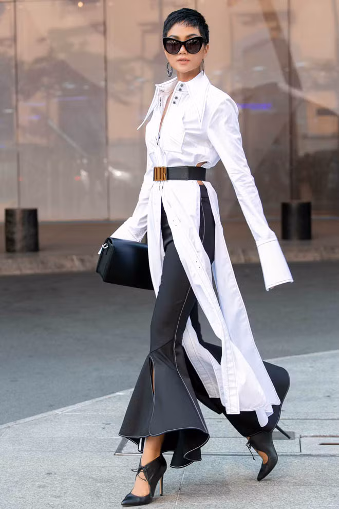  Khi chụp ảnh thời trang, Hoa hậu Ê Đê H'Hen Niê cũng lựa chọn chiếc quần ống loe cách điệu.