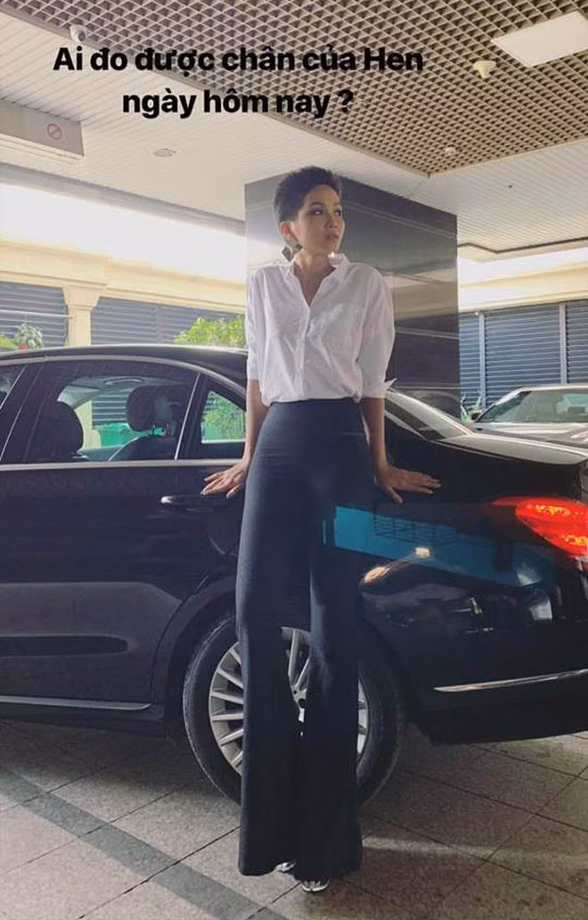 Cô nàng nhận được bão lời khen về món bảo vật này, nào là "chân dài miên man, chân dài tới nách là có thật", nào là "đôi chân thần thánh, đẹp như nàng tiên cá, chân dài quá, nhìn chân như 2 mét...