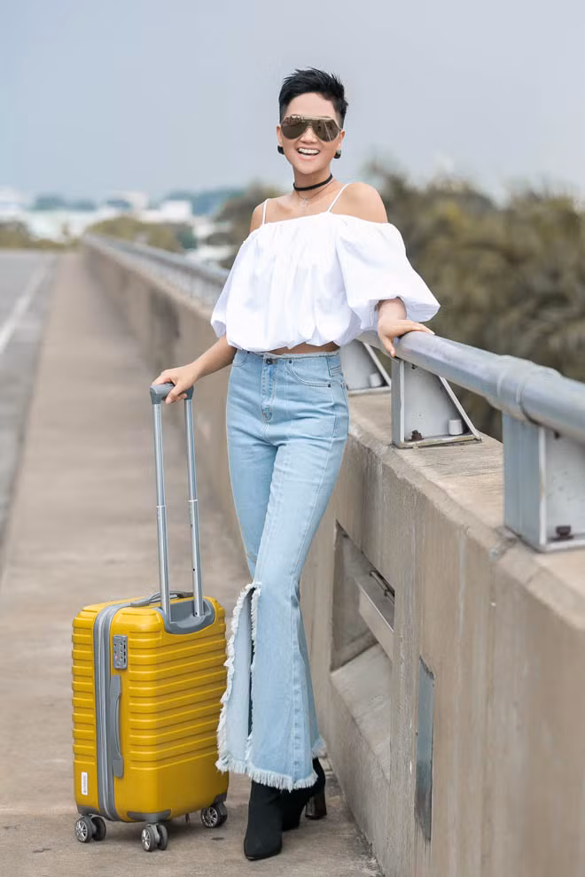 Quần cạp cao ống loe có tác dụng lớn trong việc tôn dáng, giúp che đi các nhược điểm đùi to hay chân vòng kiềng, tạo cảm giác chân kéo dài bằng đúng độ dài chiếc quần. Khi mặc quần cạp cao, bạn chỉ cần phối cùng áo thun, áo sơ mi là đã có một set đồ hoàn chỉnh để ra khỏi nhà.