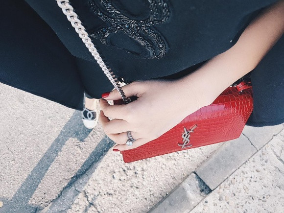 Ngoài trang phục, Hoa hậu Phạm Hương thu hút bởi chiếc nhẫn được cho là đính kim cương cỡ lớn đeo ở ngón áp út. Ảnh: Giadinhvietnam.