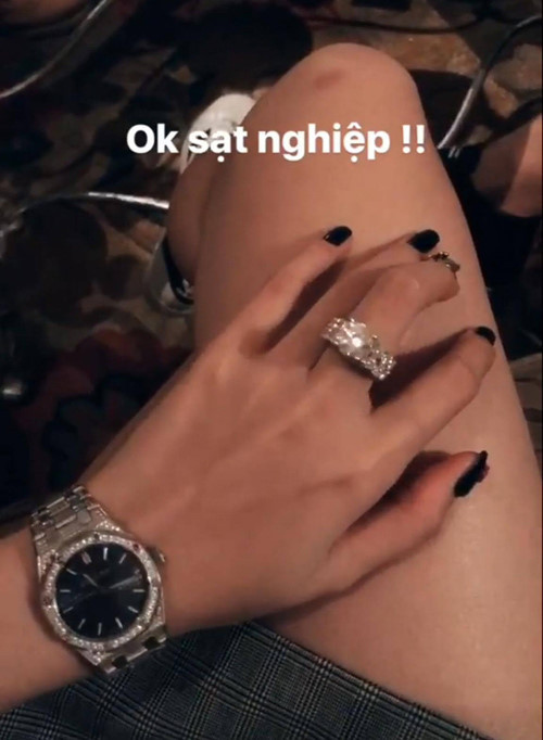 Trên Instagram ngày 4/3/2017, Á hậu Huyền My chia sẻ hình ảnh chiếc nhẫn kim cương cỡ lớn. Cô còn quay lại clip ngắn về chiếc nhẫn kèm dòng chữ “sạt nghiệp”. Ước tính chiếc nhẫn này có giá không dưới một tỷ đồng. Ảnh: Zing.