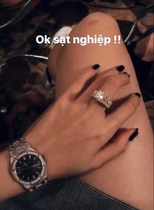 Trên Instagram ngày 4/3/2017, Á hậu Huyền My chia sẻ hình ảnh chiếc nhẫn kim cương cỡ lớn. Cô còn quay lại clip ngắn về chiếc nhẫn kèm dòng chữ “sạt nghiệp”. Ước tính chiếc nhẫn này có giá không dưới một tỷ đồng. Ảnh: Zing.