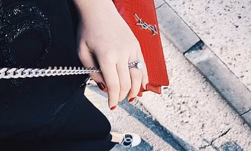 Nhìn chiếc nhẫn này, nhiều người đoán nó có giá không hề rẻ. Ảnh: Giadinhvietnam.