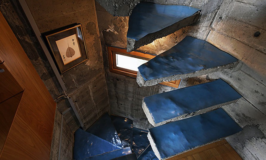 Cầu thang nhỏ xoắn ốc đủ cho một người bước.