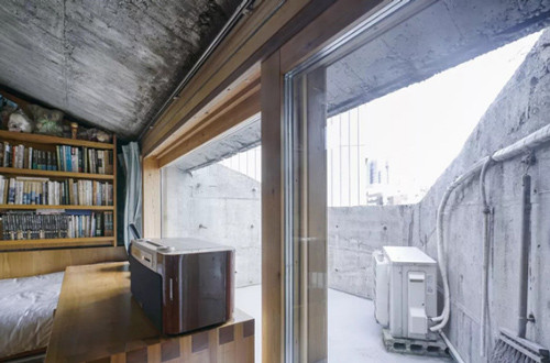 Phía ngoài phòng ngủ còn có một sân thượng nhỏ để thư giãn.