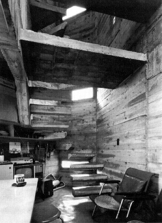 Tầng hai là phòng khách và bếp.