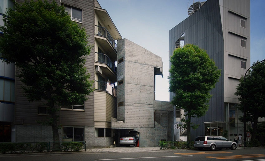 Trên mảnh đất 20m2, ông Takamitsu Azuma khéo léo thiết kế các khu ngoại thất và tường bao quanh, còn lại 12 m2 cho khu nhà 5 tầng.