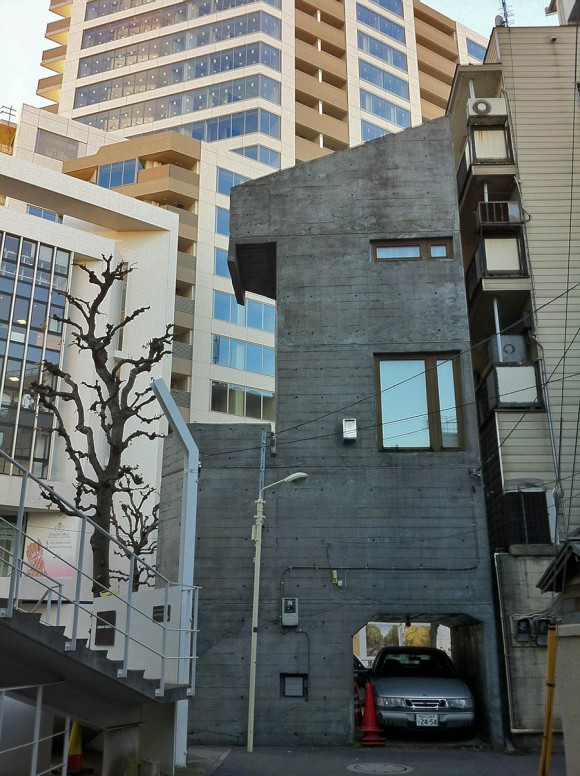 Tầng hầm được thiết kế như kho chứa đồ. Lối vào tầng 1 đồng thời là nhà để xe.