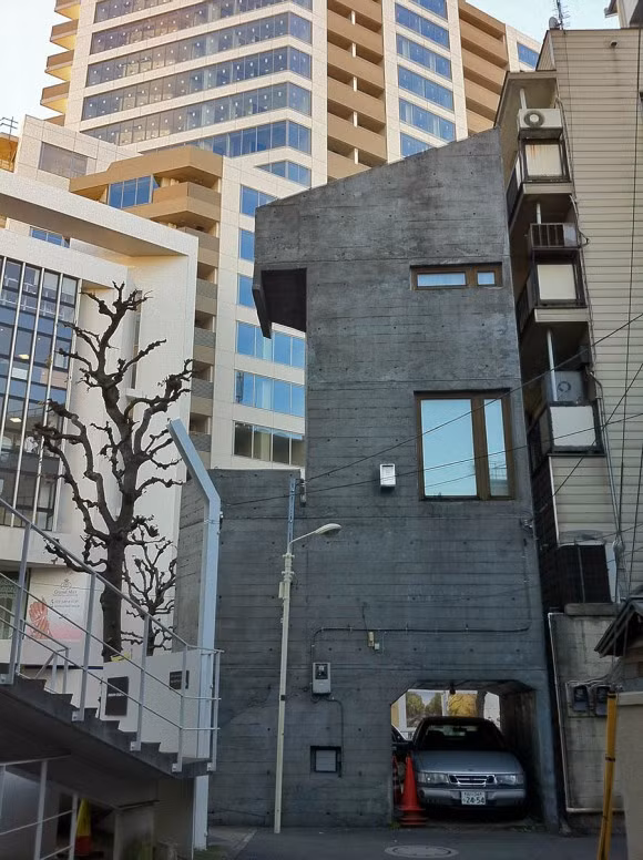 Tầng hầm được thiết kế như kho chứa đồ. Lối vào tầng 1 đồng thời là nhà để xe.