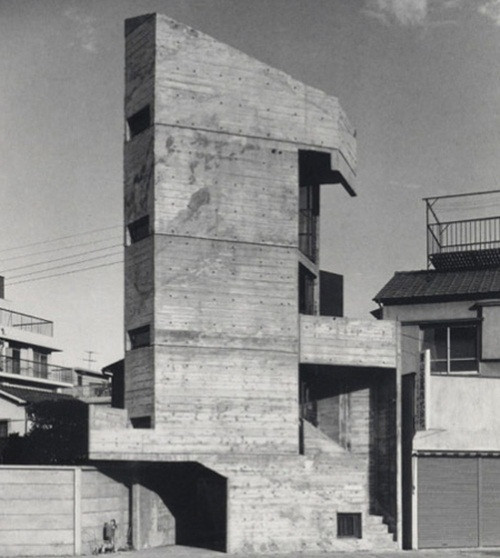 Được xây dựng từ năm 1966 giữa khu phố đông đúc Shibuya (Tokyo, Nhật Bản), đến nay ngôi nhà Tower House của kiến trúc sư Takamitsu Azuma hầu như không có sự thay đổi nào.