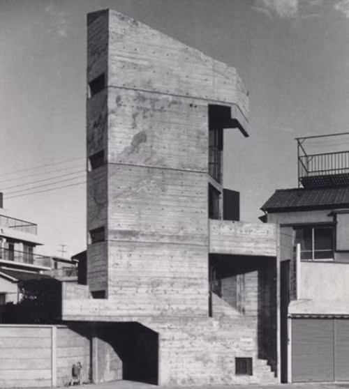 Được xây dựng từ năm 1966 giữa khu phố đông đúc Shibuya (Tokyo, Nhật Bản), đến nay ngôi nhà Tower House của kiến trúc sư Takamitsu Azuma hầu như không có sự thay đổi nào.