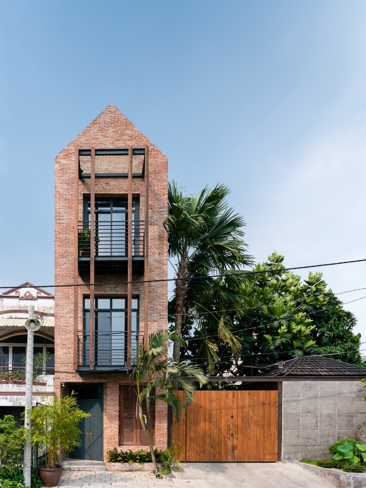 Được cải tạo từ một nhà thép cũ ở Bình Chánh (TP HCM), nhóm thiết kế của TD Solutions chủ động giữ lại hệ khung thép của ngôi nhà hiện trạng, và can thiệp toàn bộ không gian nội thất bên trong.