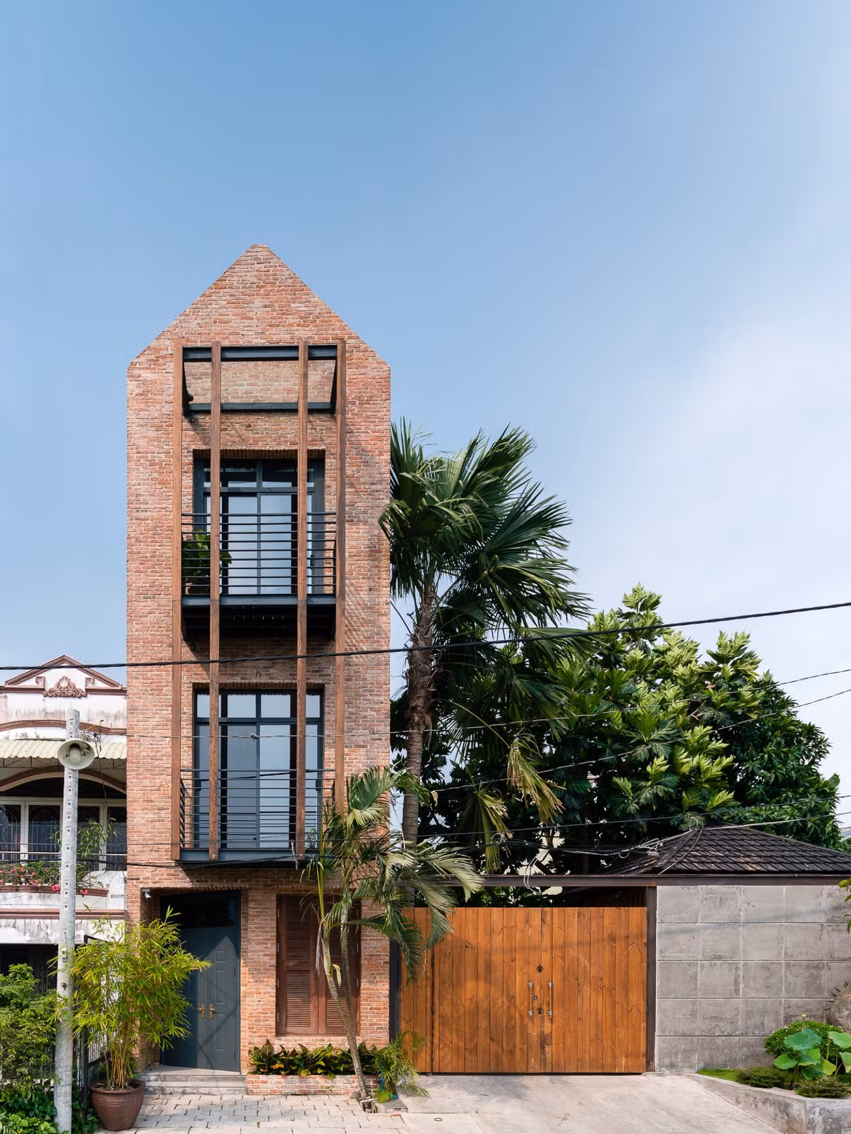 Được cải tạo từ một nhà thép cũ ở Bình Chánh (TP HCM), nhóm thiết kế của TD Solutions chủ động giữ lại hệ khung thép của ngôi nhà hiện trạng, và can thiệp toàn bộ không gian nội thất bên trong.