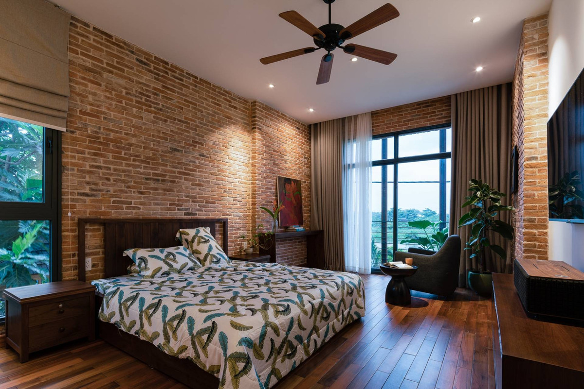 Phòng ngủ ở tầng 2 với gam màu trầm ấm. Nguồn ảnh: Quang Trần.