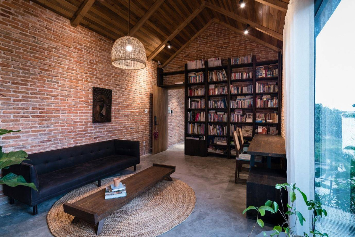 Bàn làm việc, giá sách mang nét hoài cổ.