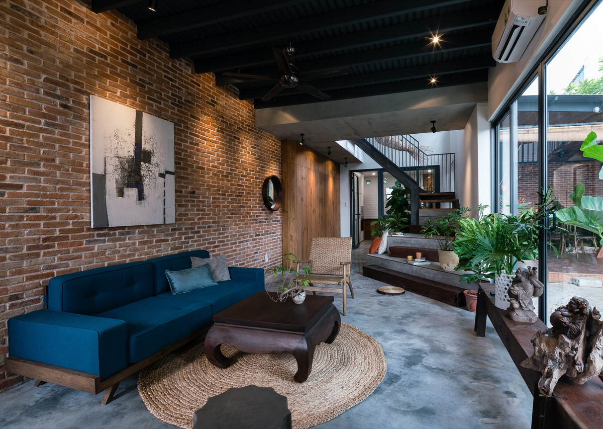 Không gian tận dụng tối đa ánh sáng và nắng cùng với cây xanh giúp mang tự nhiên vào sâu bên trong căn nhà. Phòng khách nổi bật với sofa màu sắc trẻ trung, thiết kế hiện đại.