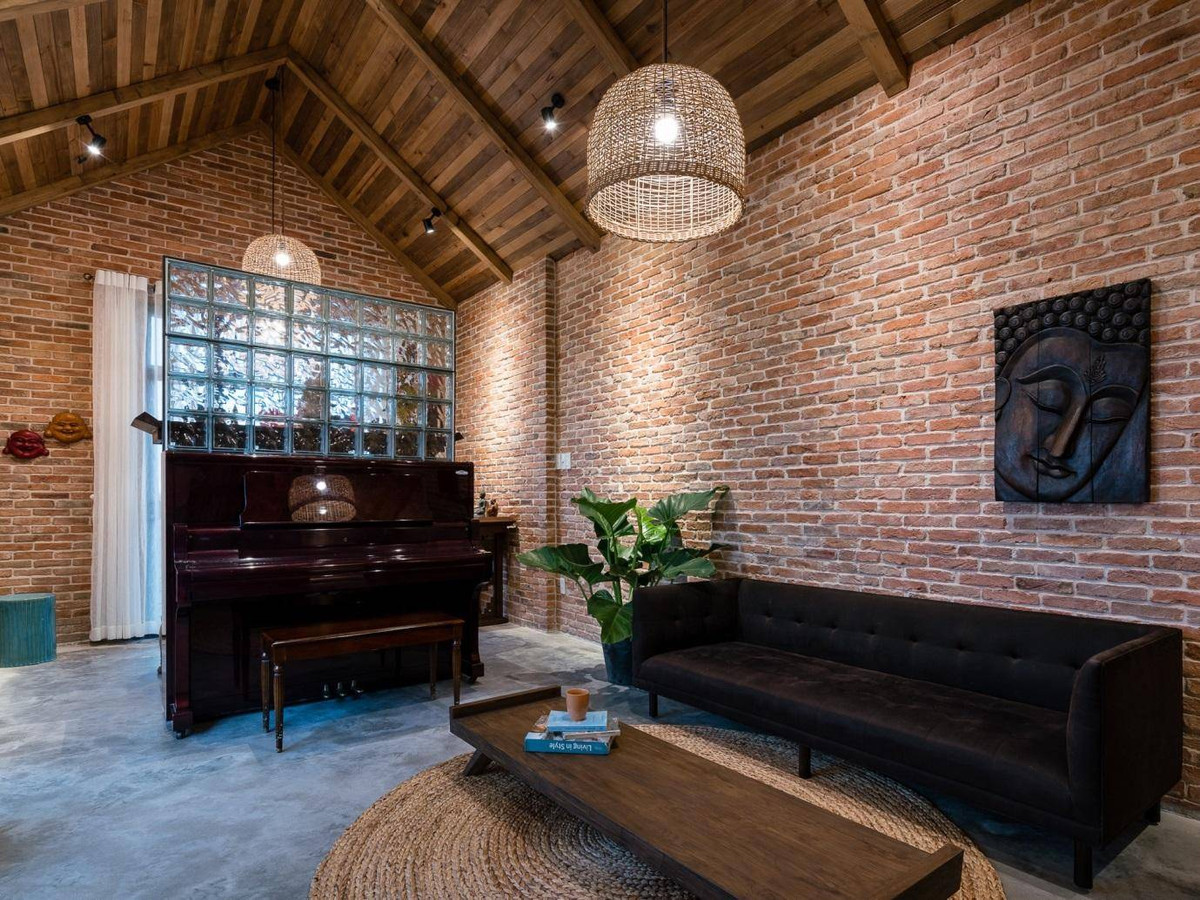 Đèn chụp làm bằng chất liệu mây tre dân dã.