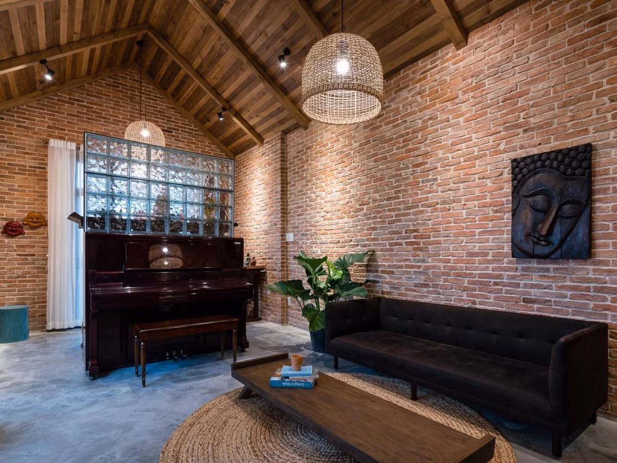 Đèn chụp làm bằng chất liệu mây tre dân dã.