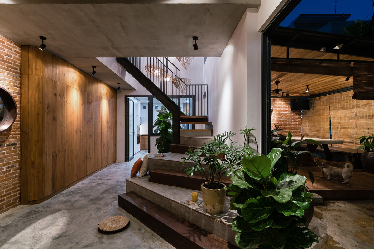 Về thiết kế bên trong, công việc cải tạo nhà tập trung vào việc làm mới hệ cầu thang.