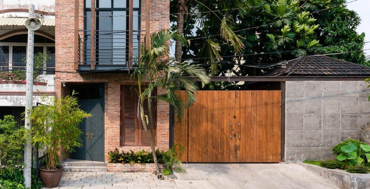 Khung thép đã được dùng để bo viền cho phần ban công nối từ tầng 2 đến mái nhà.