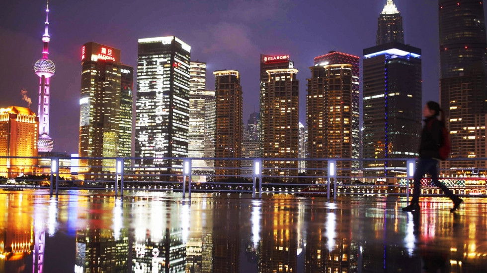 Tại đây, trung bình nữ giới phải chi nhiều hơn khoảng 2.200 USD cho trang sức cá nhân so với nam giới. Ảnh: SCMP.