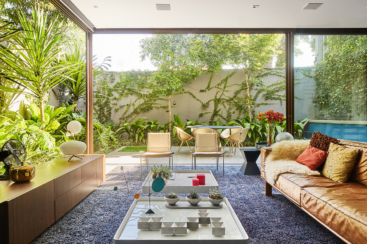 Phòng khách sử dụng nội thất hiện đại, trẻ trung và tươi vui.