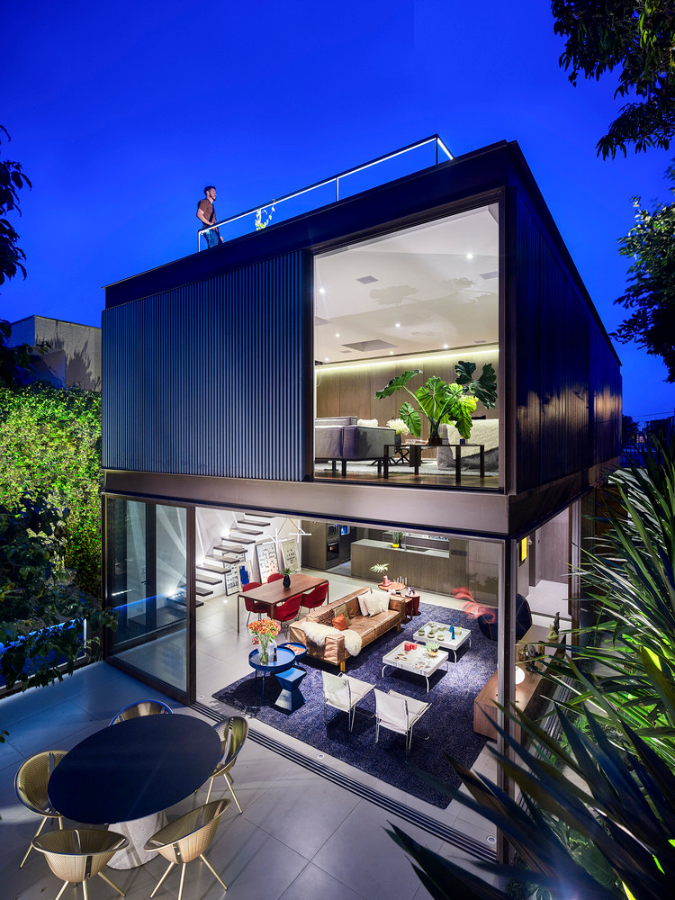 Nằm trong khu dân cư tại thành phố São Paulo (Brazil), ngôi nhà được thiết kế gần như các phòng đều có thể mở hoàn toàn ra ngoài trời nhờ thay thế tường bằng cửa kính trượt.