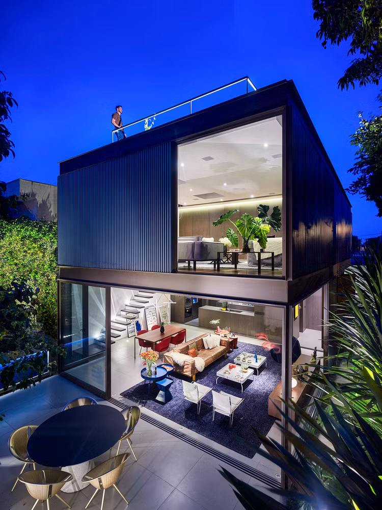 Nằm trong khu dân cư tại thành phố São Paulo (Brazil), ngôi nhà được thiết kế gần như các phòng đều có thể mở hoàn toàn ra ngoài trời nhờ thay thế tường bằng cửa kính trượt.