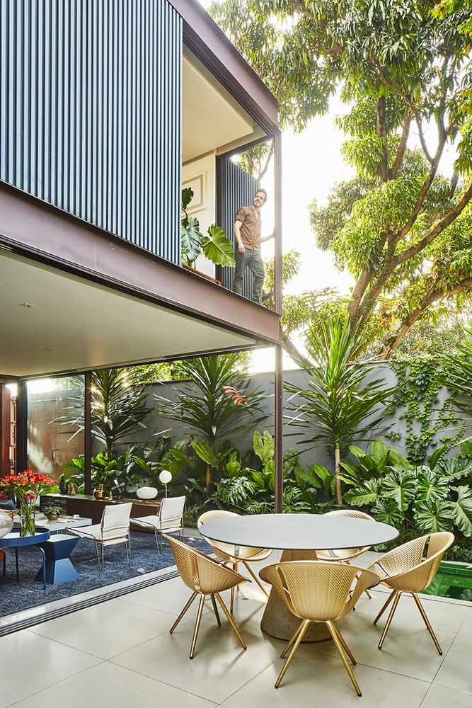 Bước vào bên trong là khu vườn chiếm đến gần nửa diện tích của ngôi nhà.