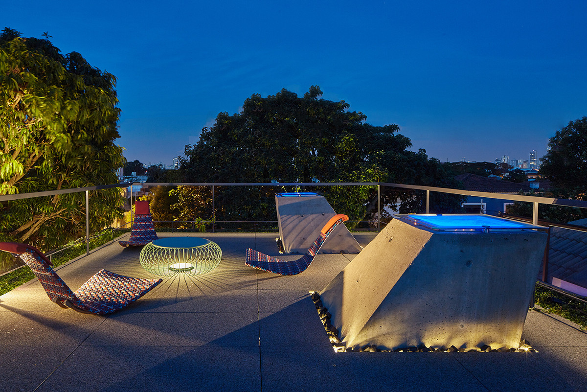 Sân thượng bố trí thành không gian thư giãn đặc biệt.