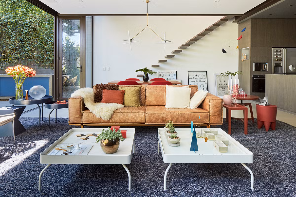 Cầu thang gỗ bậc hở được ghim cố định vào tường vô cùng đơn giản nhưng rất trang trọng.