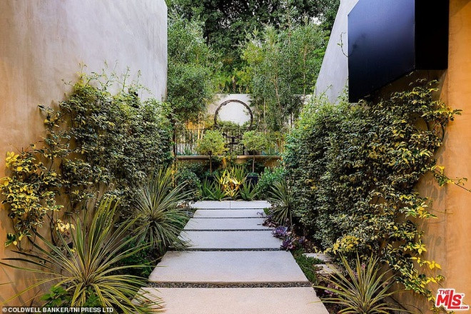 Trong suốt thời gian bầu bí, Kylie giữ kín mọi chuyện. Đến tháng 2 vừa qua, cô đã hạ sinh con gái đầu lòng. Cho đến nay, công chúa nhỏ của Kylie Jenner đã được 8 tháng tuổi.