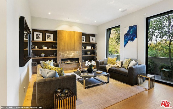 Căn nhà trải qua quá trình xây dựng lại trước khi rao bán trên thị trường vào năm 2017.