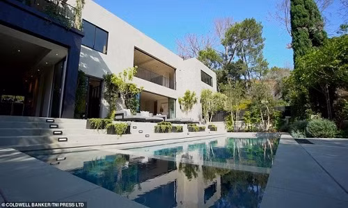 Theo thông tin có được, em gái Kim Kardashian – Kylie Jenner và bạn trai Travis Scott đã cùng nhau góp tiền mua căn biệt thự ở Beverly Hills với giá 13,45 triệu USD (hơn 313 tỷ đồng).