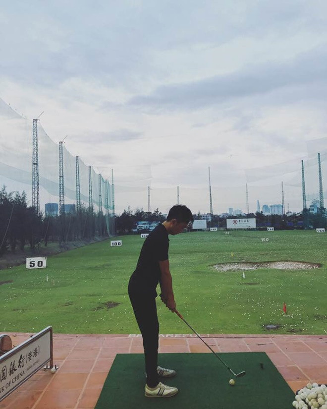 Doanh nhân trẻ vừa từ nhiệm mọi chức vụ ở Quốc Cường Gia Lai cũng có thú vui chơi golf sang chảnh. Ảnh: Dân Việt.