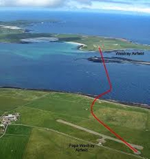 Chặng bay nối giữa 2 đảo Orkney từ Westray đến Papa Westray dài 3km được khai thác bởi hãng hàng không Loganair của Scotland. Ảnh: AviationCV.