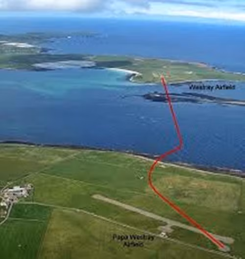 Chặng bay nối giữa 2 đảo Orkney từ Westray đến Papa Westray dài 3km được khai thác bởi hãng hàng không Loganair của Scotland. Ảnh: AviationCV.