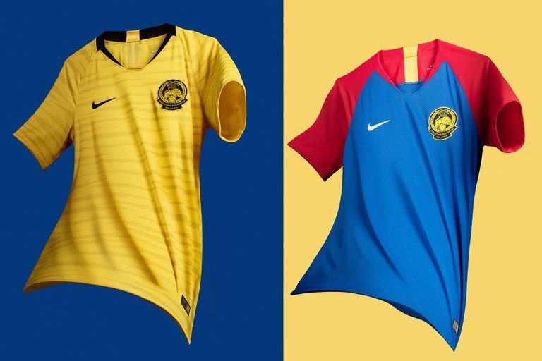 Cùng với Singapore và Indonesia, Malaysia là 3 đội tuyển được Nike thiết kế áo đấu tại AFF Cup 2018. Trong khi trang phục sân nhà Malaysia chủ yếu có màu vàng, áo đấu sân khách lại có màu xanh dương với tay và cổ áo màu đỏ. Giá áo đấu là 65 USD.