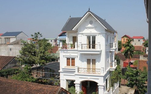  Biệt thự 3 tầng nổi bật với tông màu trắng kem chủ đạo kết hợp các chi tiết phào chỉ tân cổ điển. Ảnh: Thietkethicongnhadep.