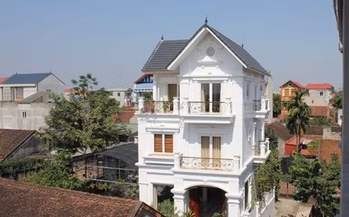  Biệt thự 3 tầng nổi bật với tông màu trắng kem chủ đạo kết hợp các chi tiết phào chỉ tân cổ điển. Ảnh: Thietkethicongnhadep.