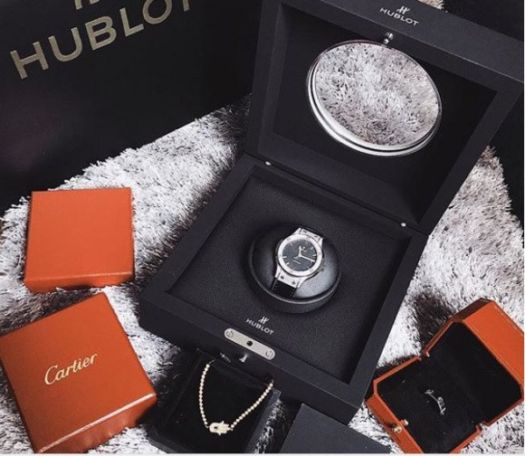Chiếc đồng hồ đến từ thương hiệu lừng danh Hublot của Hoa hậu Kỳ Duyên có giá hơn 410 triệu đồng. Ảnh: 2sao.