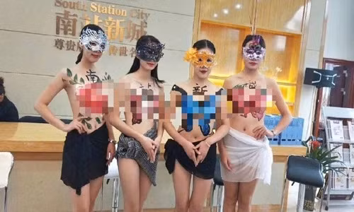 Soc nang cong ty bat dong san quang cao tren lung nguoi mau nguc tran