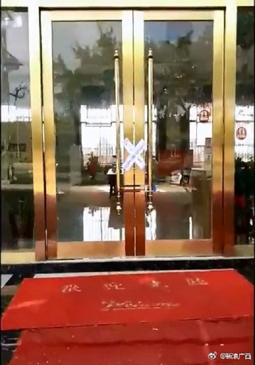 Soc nang cong ty bat dong san quang cao tren lung nguoi mau nguc tran-Hinh-3